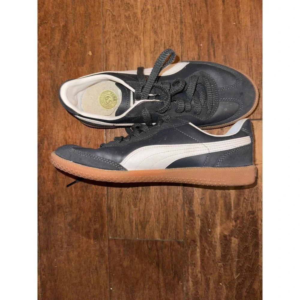 Puma Classic Suede Gum Sole Athletic Shoes Gray‎ White Lace Up Kids Size 6.5